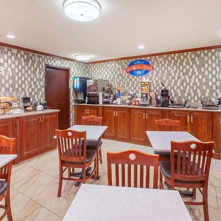 Hotel Baymont By Wyndham Grand Rapids Airport Cascade Esterno foto