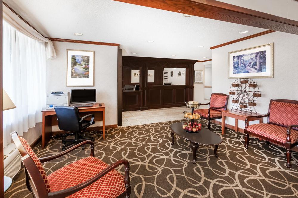 Hotel Baymont By Wyndham Grand Rapids Airport Cascade Esterno foto