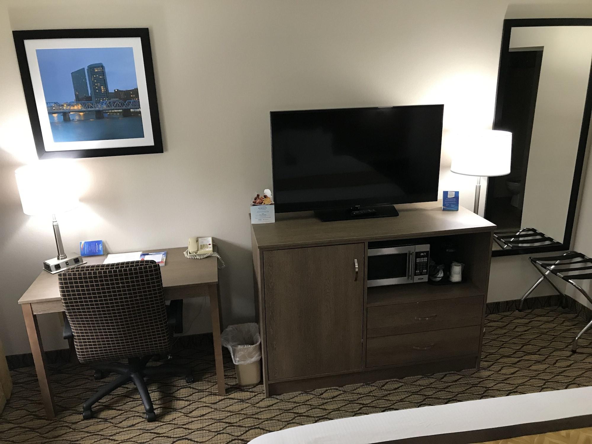 Hotel Baymont By Wyndham Grand Rapids Airport Cascade Esterno foto