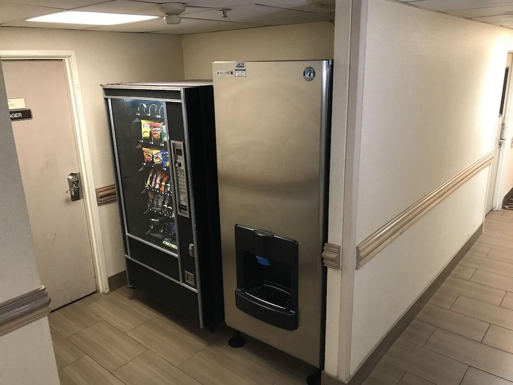 Hotel Baymont By Wyndham Grand Rapids Airport Cascade Esterno foto