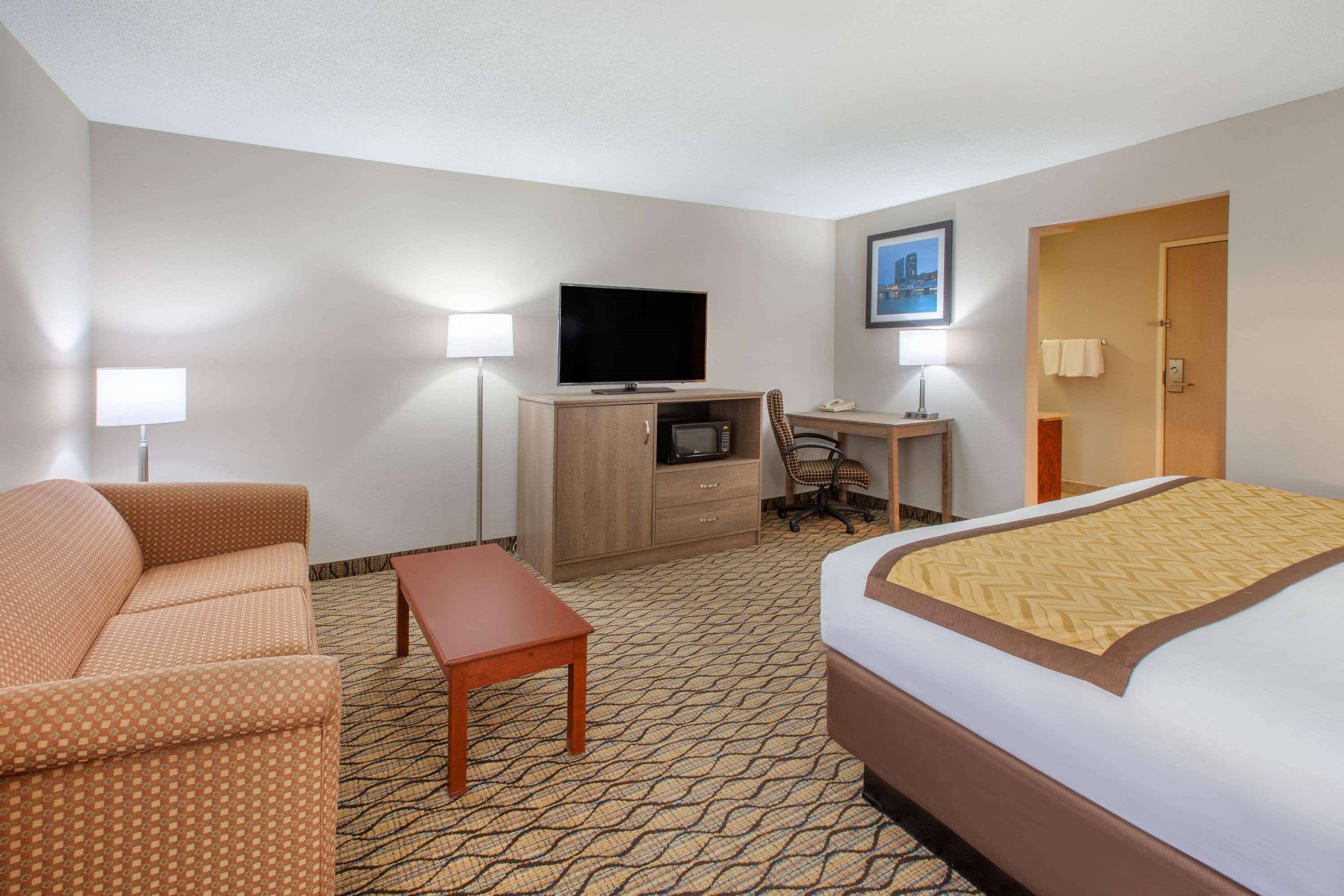 Hotel Baymont By Wyndham Grand Rapids Airport Cascade Esterno foto