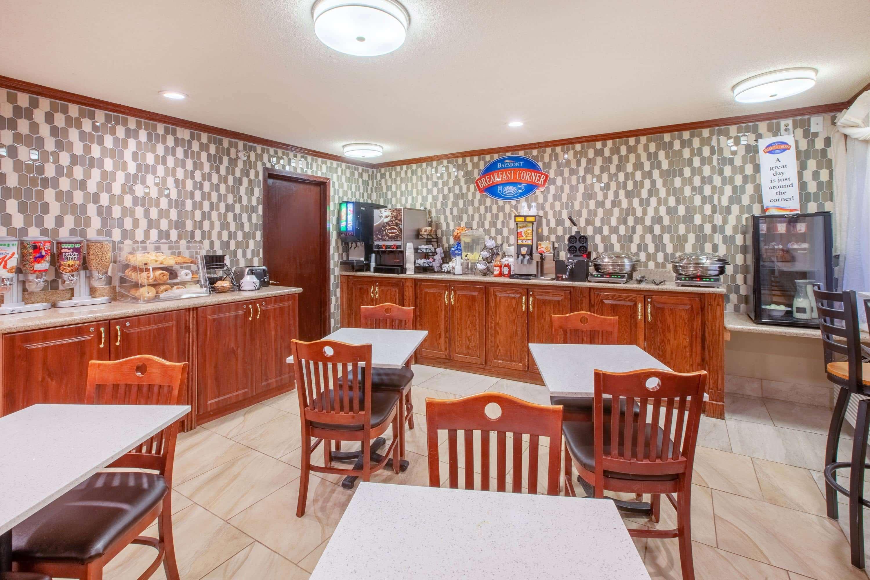 Hotel Baymont By Wyndham Grand Rapids Airport Cascade Esterno foto